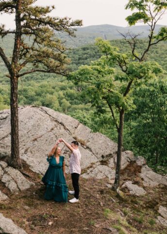 sloatsburg ny hiking trail dater mountain park engagement session may spring springtime dog