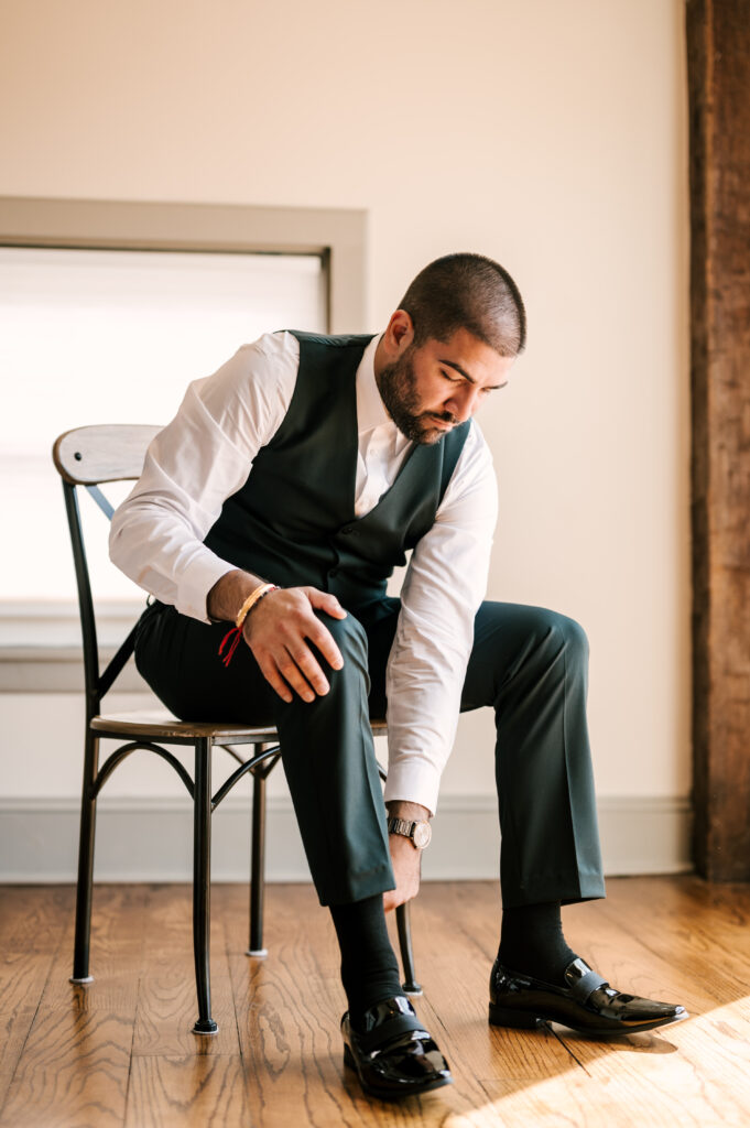 groom finishing getting ready for wedding day at david's country inn in nj 